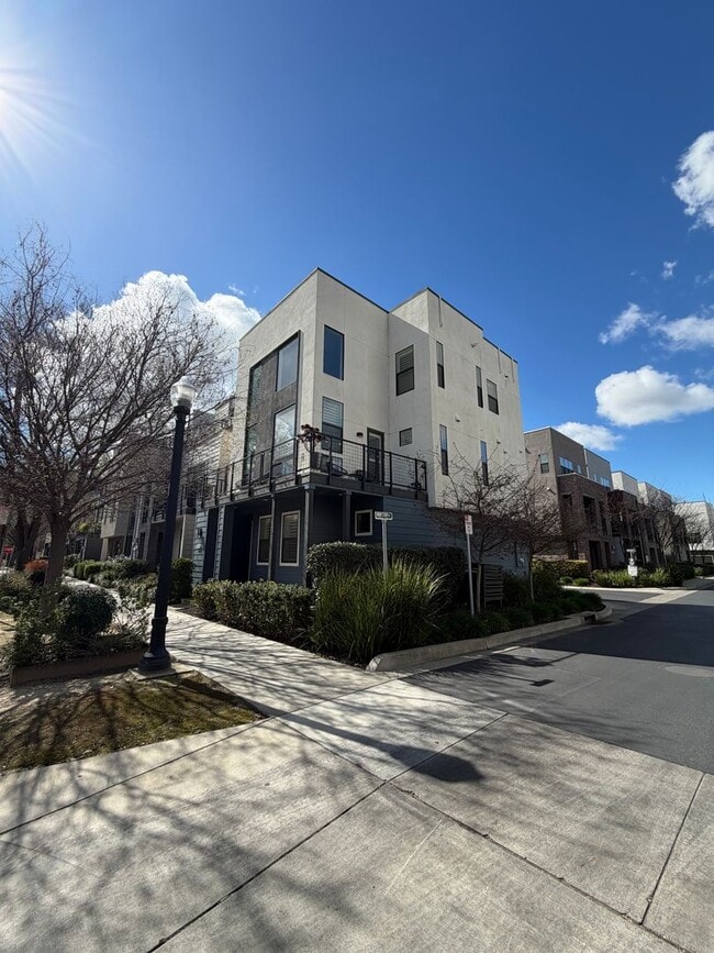 Building Photo - 2 Bedroom | 2.5 Bathroom | Modern Home in Downtown Sacramento