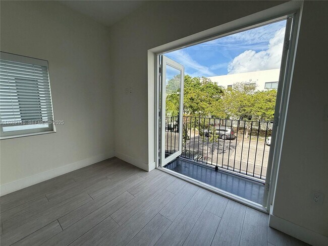 Photo - 1786 SW 9th St Unidad 4