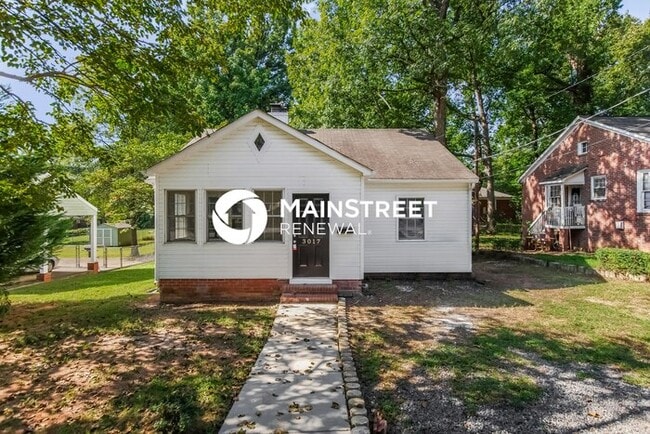 Building Photo - 2 Bedroom Pet-Friendly Home in Charlotte, NC with Main Street Renewal
