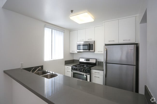 Studio, 1BA w/Loft - 694 SF