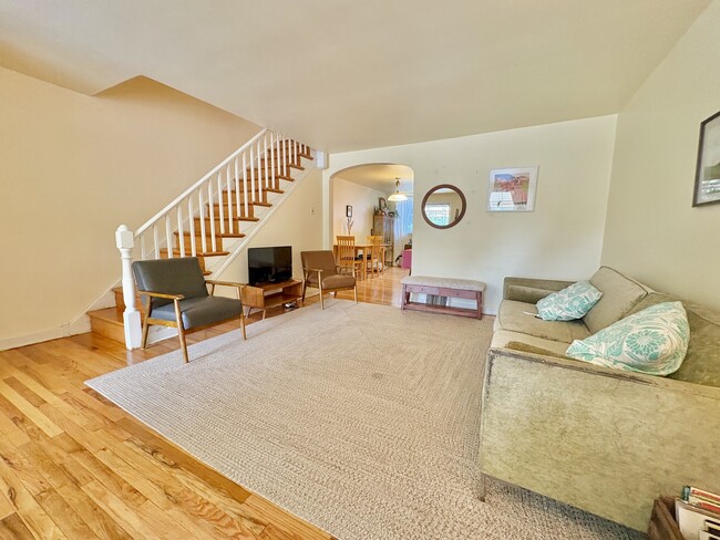 Photo - 305 E Pleasant St