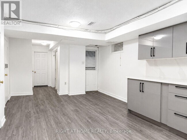 Photo - 380 Lansdowne Ave