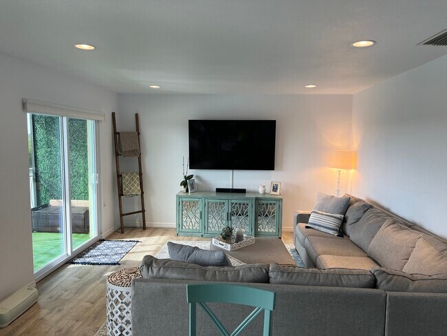 Living room - 8815 Bay Pointe Dr Unit C205