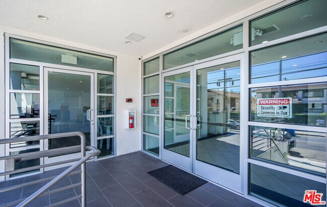 Photo - 2701 James M Wood Blvd Unidad 202