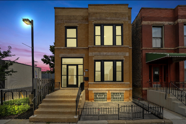 Photo - 2752 W Belmont Ave Apartment Unit 2752 W Belmont