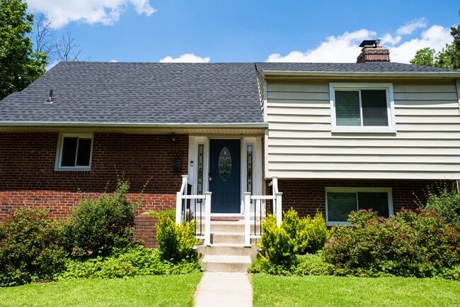 Charming Split-Level Home with Bright Inte... - Charming Split-Level Home with Bright Inte...