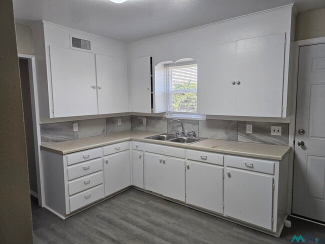 Photo - 105 E Plaza Dr