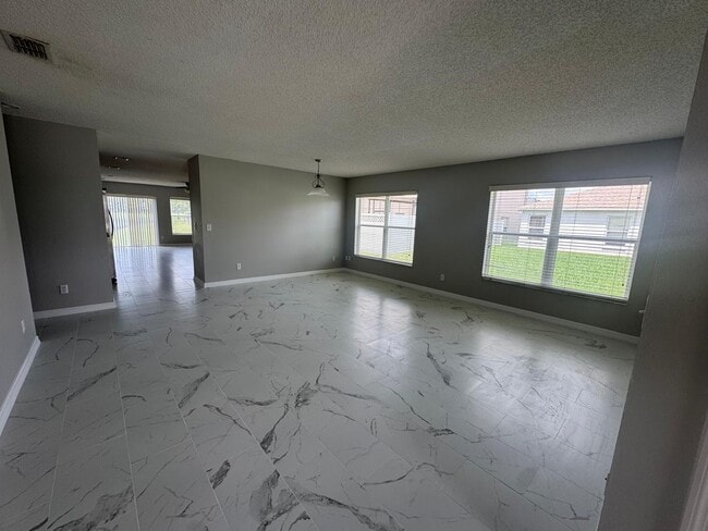 Photo - Spacious 4 bedroom house in Waterford Chase