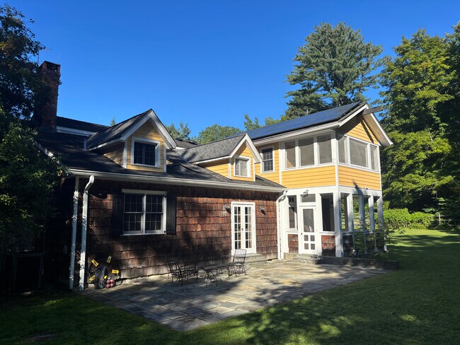 Building Photo - 2404 New Hackensack Rd Unit Charming Carriage House