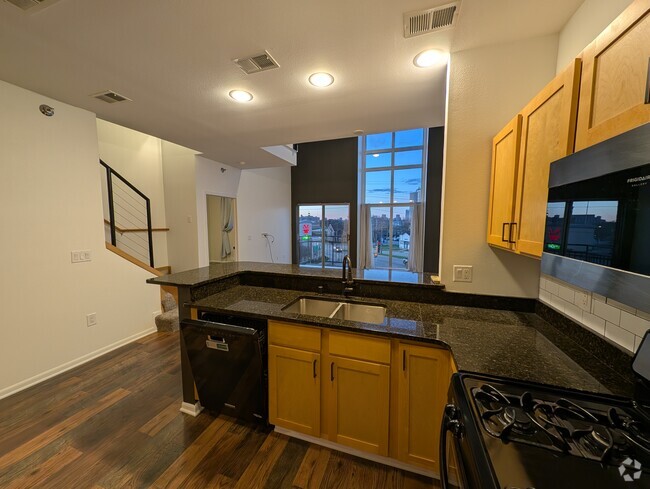 Building Photo - 2121 S Kinnickinnic Ave Unit 111 Rental
