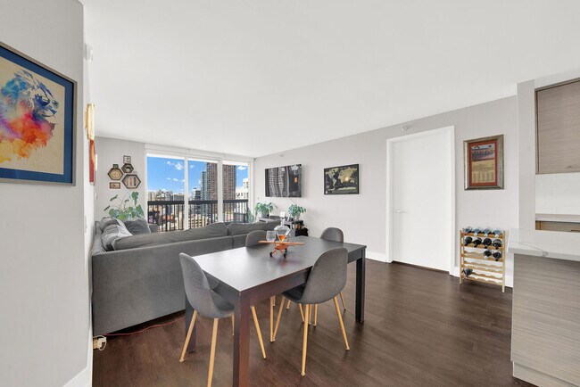 Photo - 545 N Dearborn St