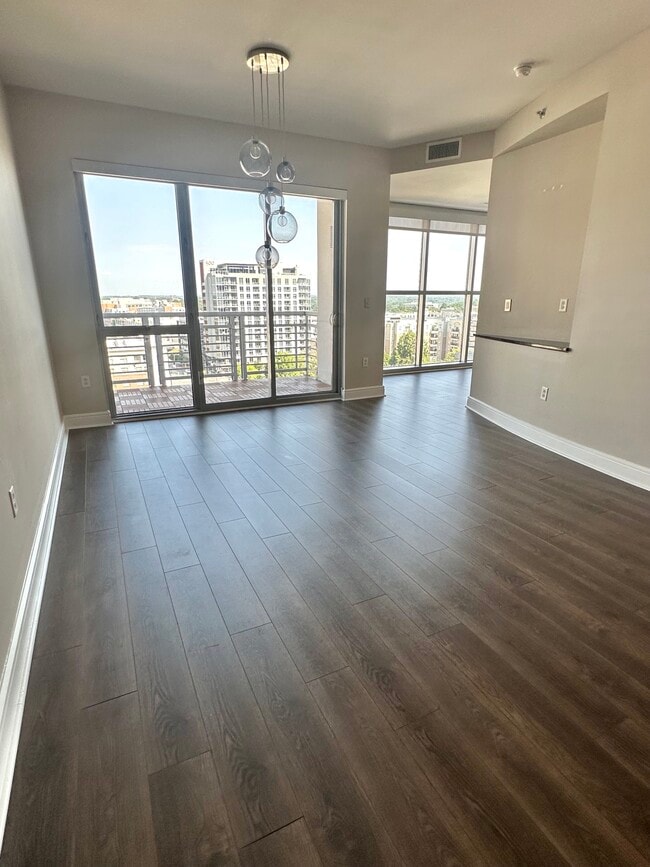 Building Photo - 333 W Trade St Unit 906 Rental