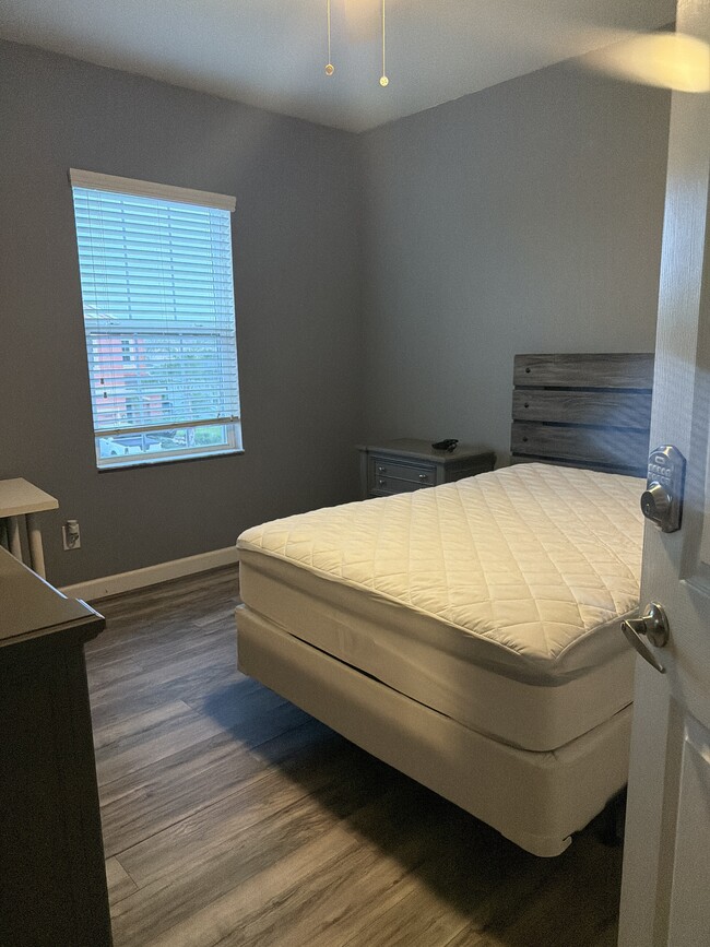 mesita de noche - 10433 Waterstone Dr