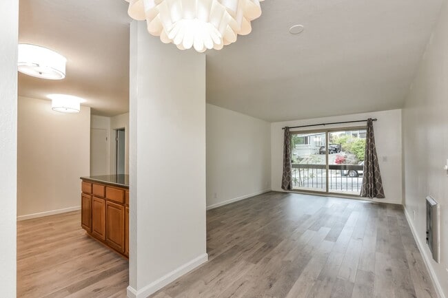Photo - Light And Bright One Bedroom Condo In Oakl... Unit 430