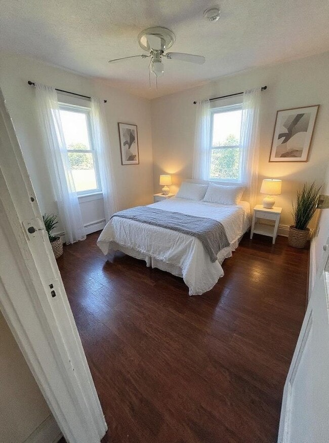 Building Photo - 61 Van Zant St Unit 2nd FL Rental