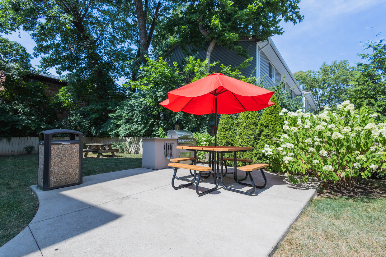 Courtyard Grilling - Limestone Square/Medical Villas