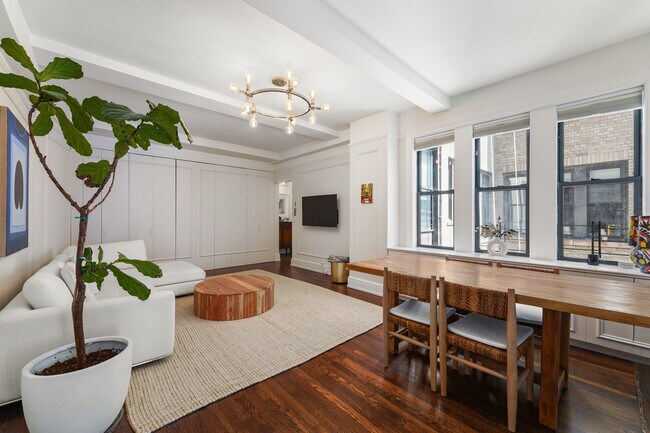 Photo - 157 E 72nd St