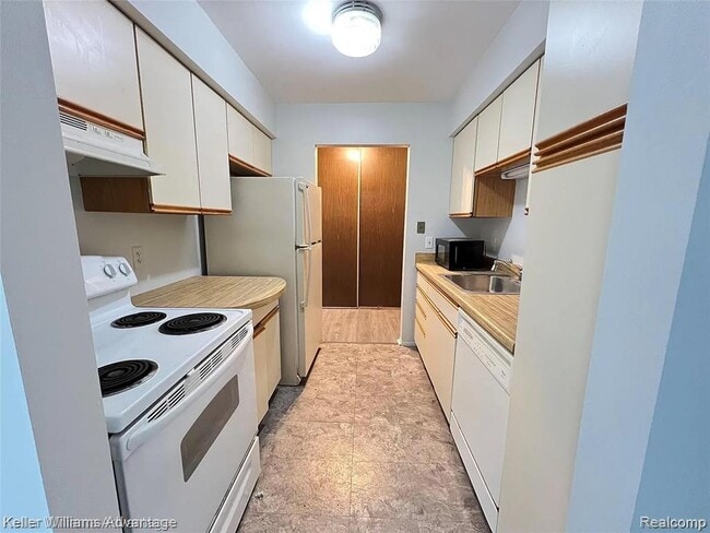 Photo - 30056 W 12 Mile Rd Unit 78
