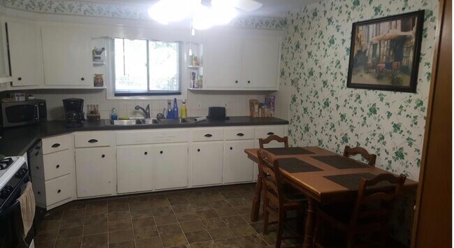 Kitchen - 1110 N French Rd