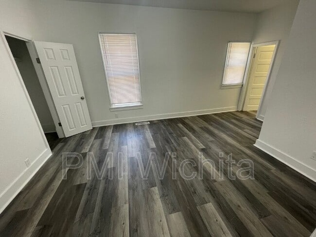 Photo - 210 N Ash St