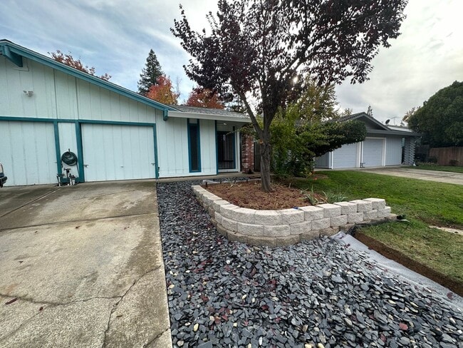 Building Photo - Spacious 2 Bedroom Duplex Rental