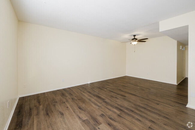 2BR, 1BA - 820SF - Living Room & Dining Area - 2516 W Augusta Ave Apartments