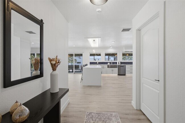 Photo - 8901 Grandview Dr