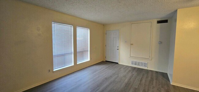 Photo - AVAILABLE NOW! 2 Bed / 1.5 Bath Townhome in Longview!