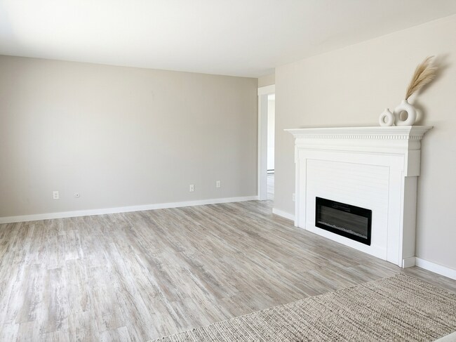 Building Photo - 4009-4011 West Walnut Street, Unit 4011