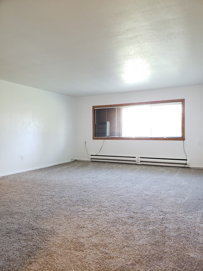 $795, 2 Bed Available July 2026 - 502 13th St SE
