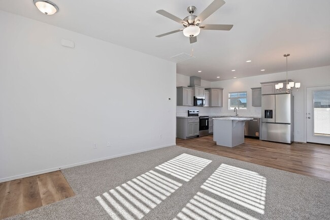 Photo - 2099 Lowline Ave