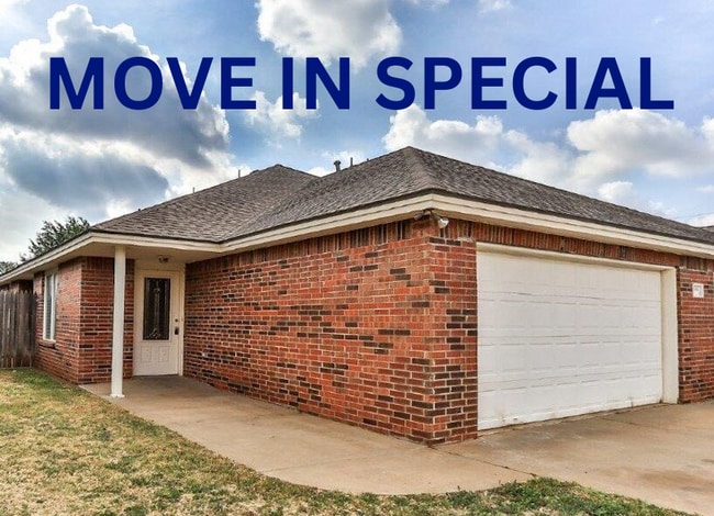 Building Photo - MOVE IN SPECIAL! 3 Bedroom, 3 Bath, 2 Car Garage Duplex
