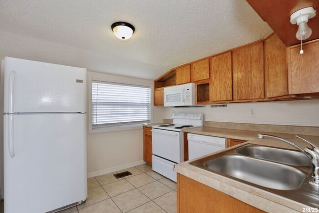 Photo - Cozy 2/1 Spacious Duplex Near East Lake To...