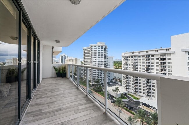 Building Photo - 5757 Collins Ave Unit 1602