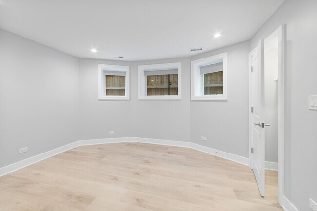 Photo - 935 W Winona St