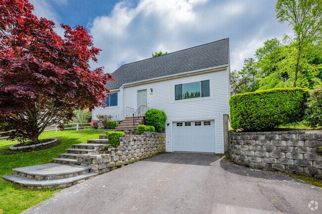 Building Photo - 103 Sprucedale Dr Rental