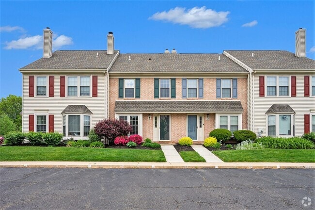 Building Photo - Beautiful Spacious Townhome