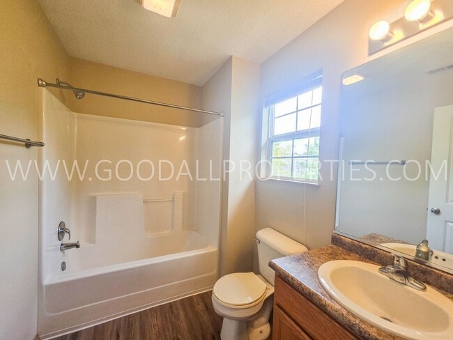 Photo - 2-Bedroom, 2.5-Bath Urbandale Townhome with Attached 2-Car Garage