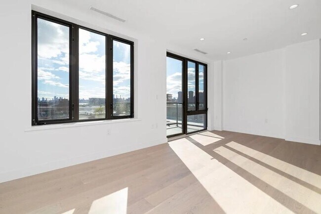 Building Photo - 0 bedroom in LONG ISLAND CITY NY 11101 Unit 2B Rental