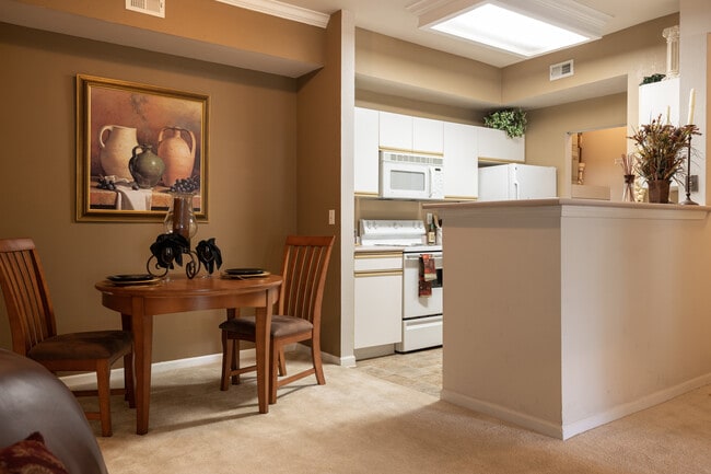 Una cocina y comedor funcional y acogedor, perfecto para comidas y reuniones en Enclave at Town Center. - Enclave At Town Center