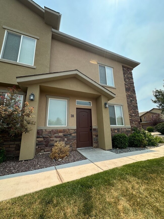 Building Photo - Charming Townhome