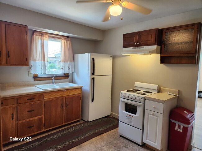 Kitchen - 1102 Woodward Ave Unit 1