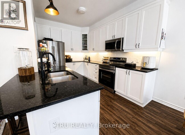 Photo - 711 Derreen Ave