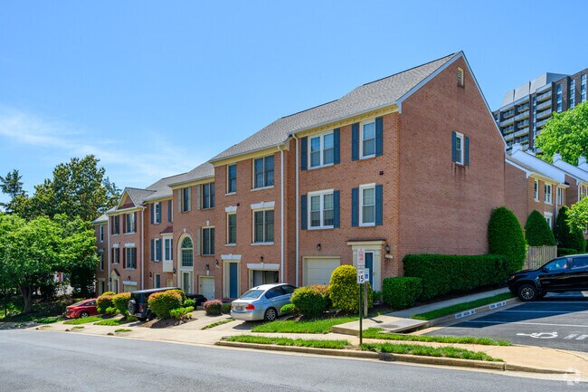 257 S Pickett St - Hillwood Condominiums