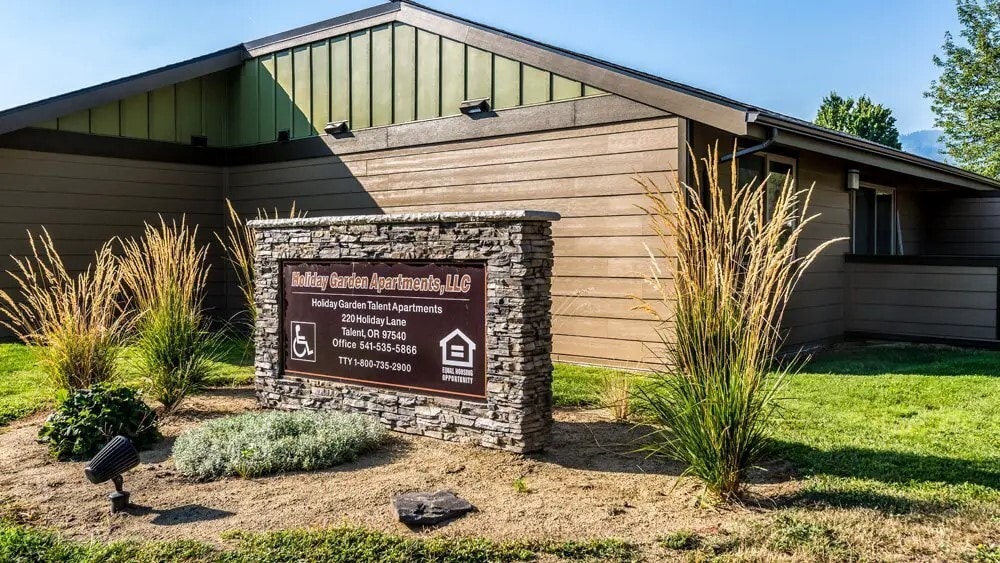 Photo - 220 Holiday Ln