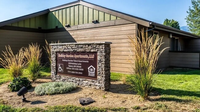 Photo - 220 Holiday Ln