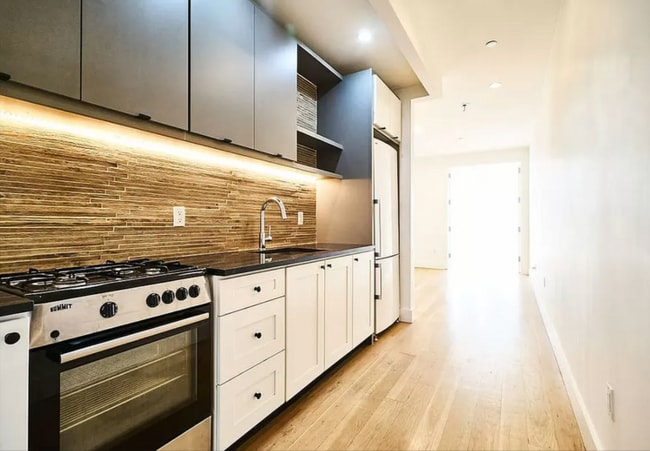 Building Photo - 87 Montrose Ave