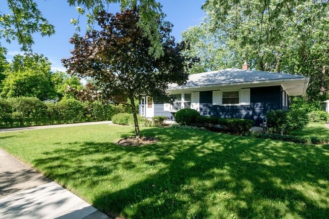 Building Photo - 1404 Saunders Crescent