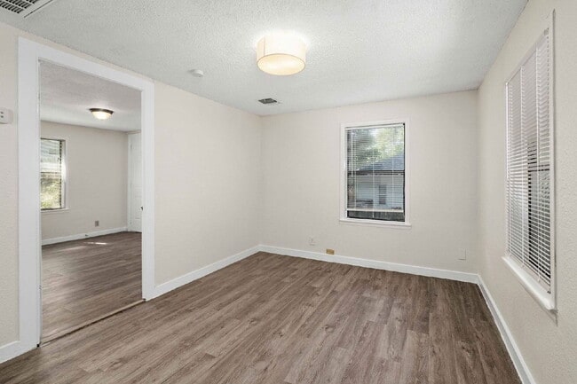 Photo - 1906 E 9th St