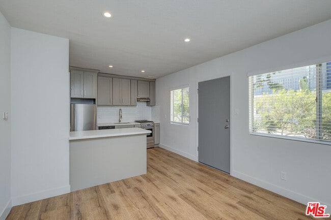 4140 Grand View Blvd Unit 14